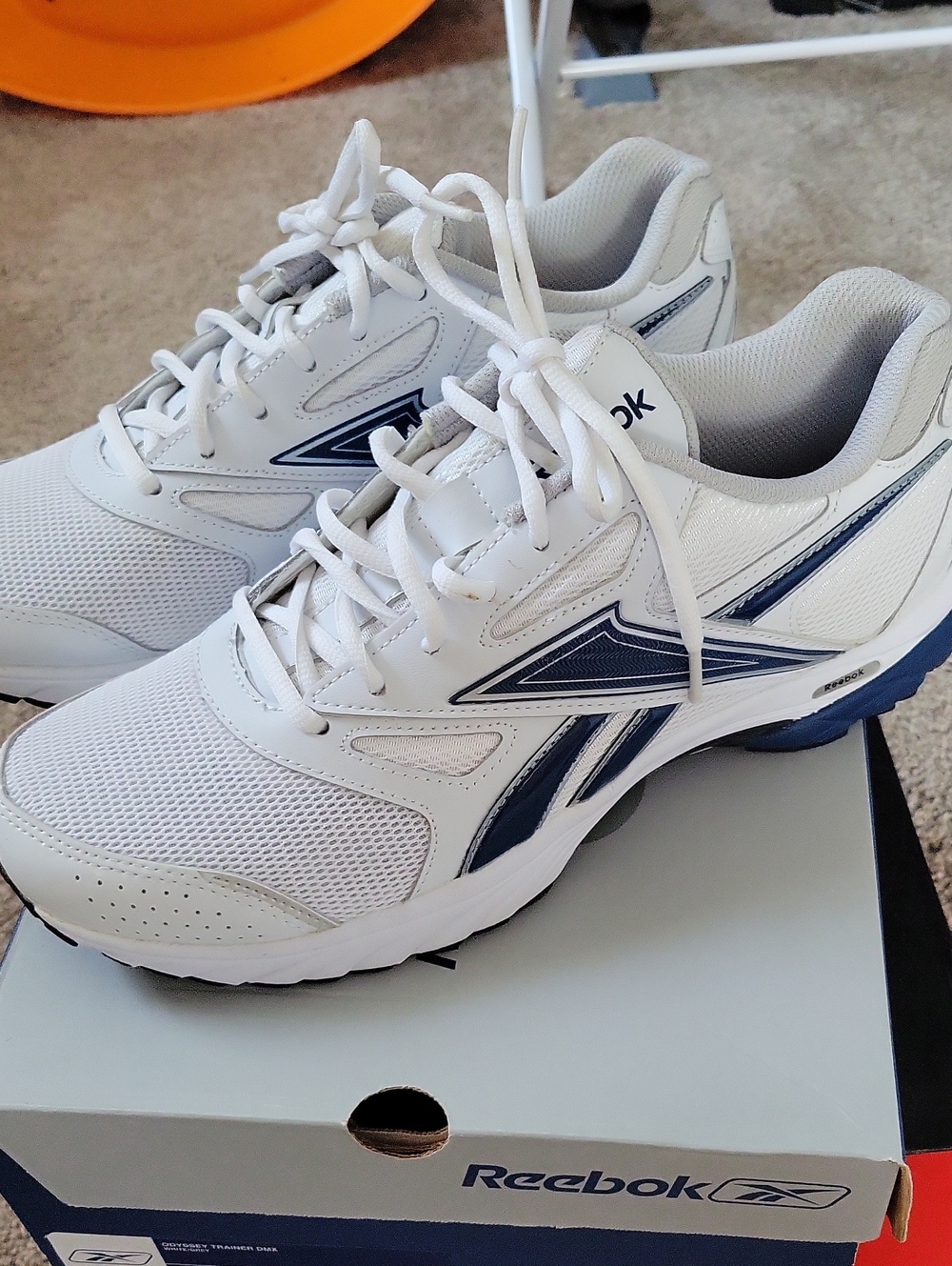 Reebok Men’s White & Navy Athletic Walking Shoes NWOT, Size 9